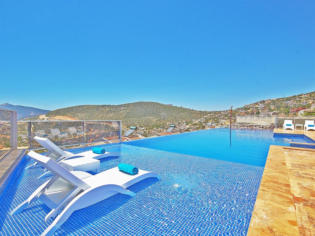 Falcon Exclusive Pool With Shallow Area