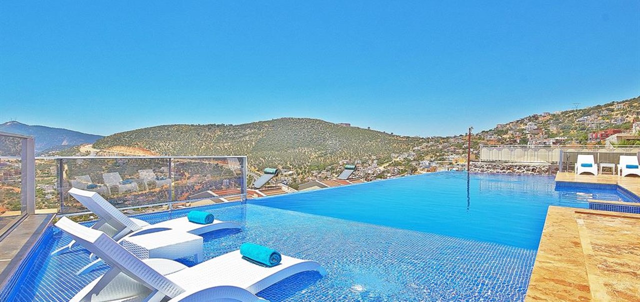 Falcon Exclusive Pool With Shallow Area