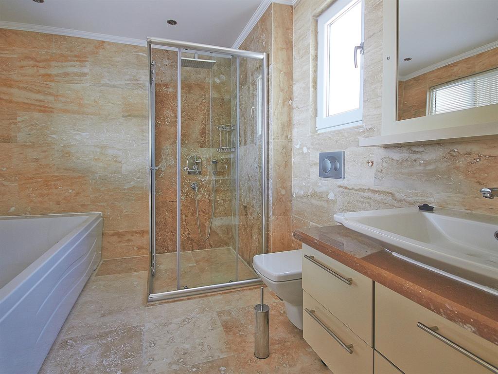 Falcon Exclusive Bathroom