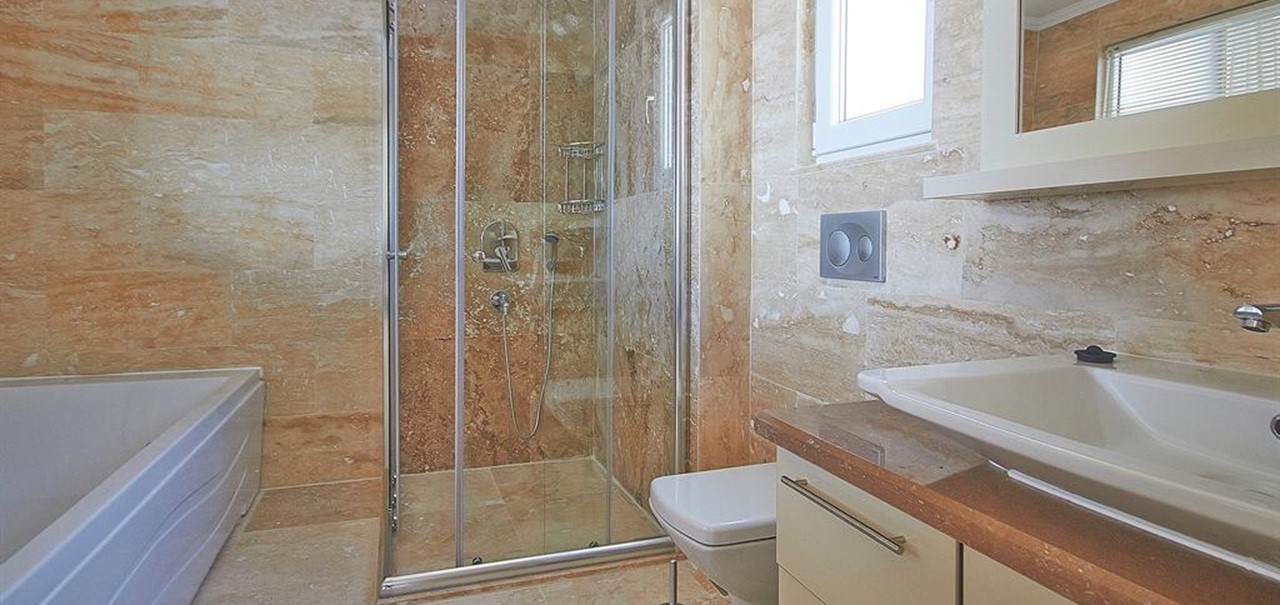 Falcon Exclusive Bathroom