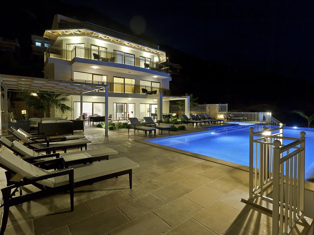 Falcon Lodge By Night