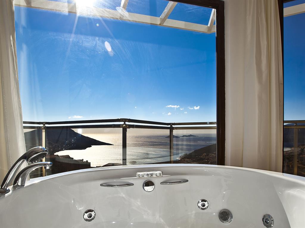 Falcon Lodge Jacuzzi