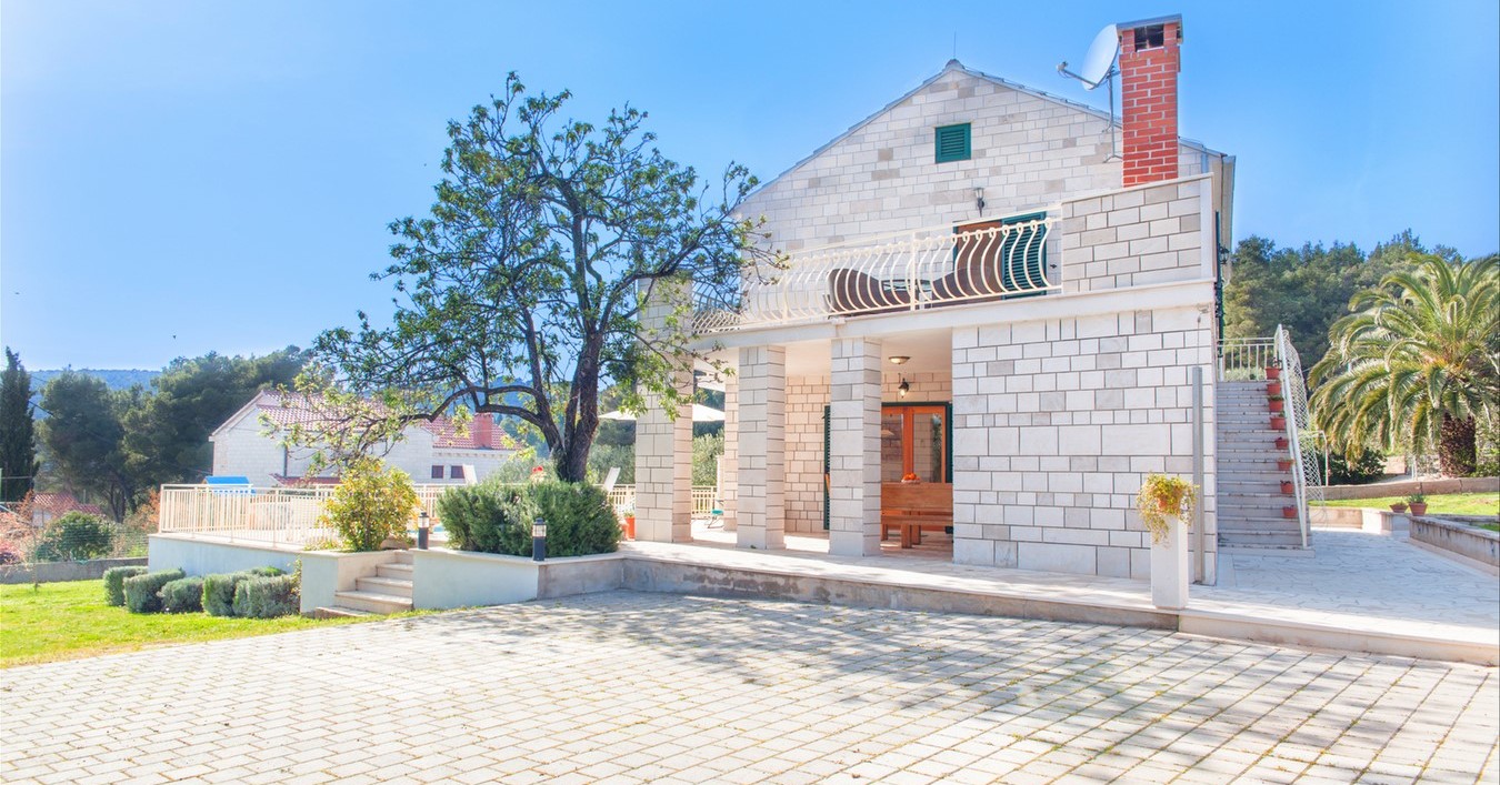 Villa Vjeka Drive Way