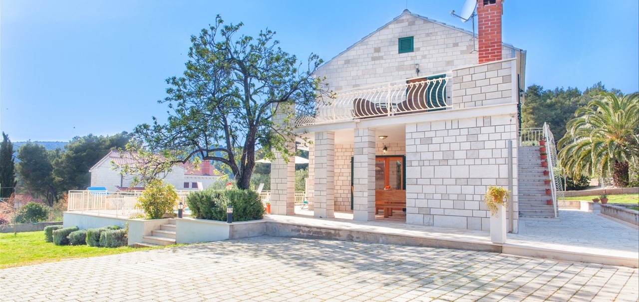 Villa Vjeka Drive Way