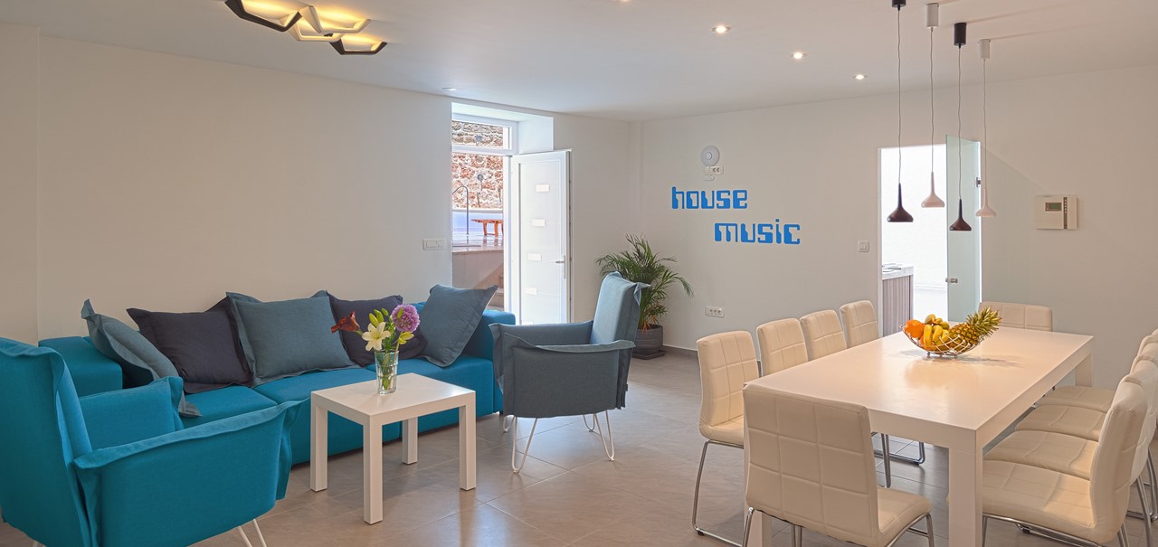 Dining Living And View To The Pool