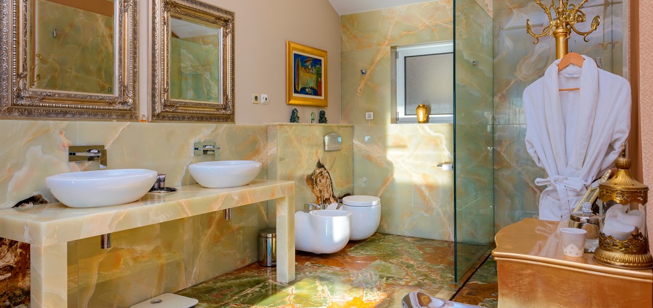 Master Ensuite 2