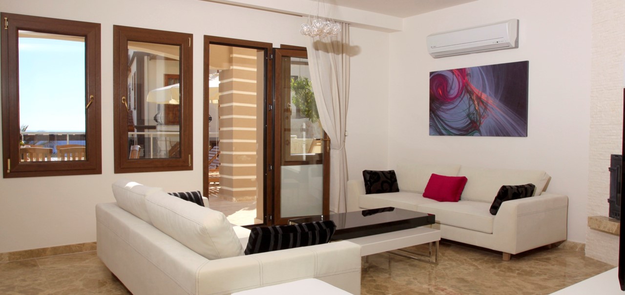 Beautifully furnished lounge with door to the terrace 