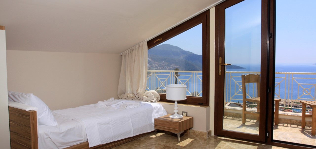 Twin bedroom with sea views