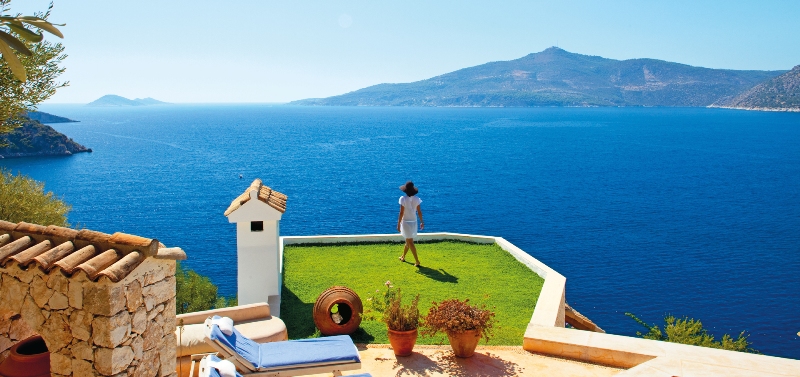 FAMOUS WALKING WOMAN ON ROOF