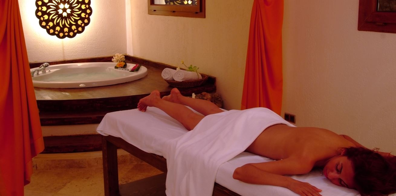 Massage room with jacuzzi
