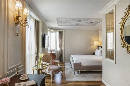 Rh Pera İstanbul Premium Golden Horn View Room