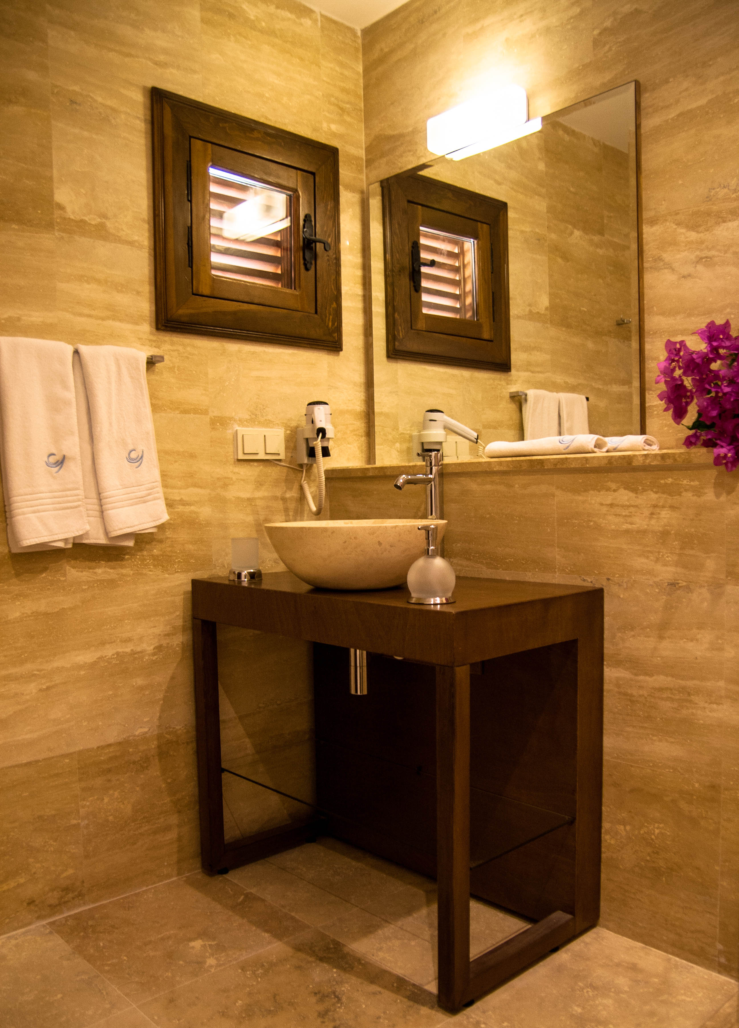 Contemporary en-suite shower room