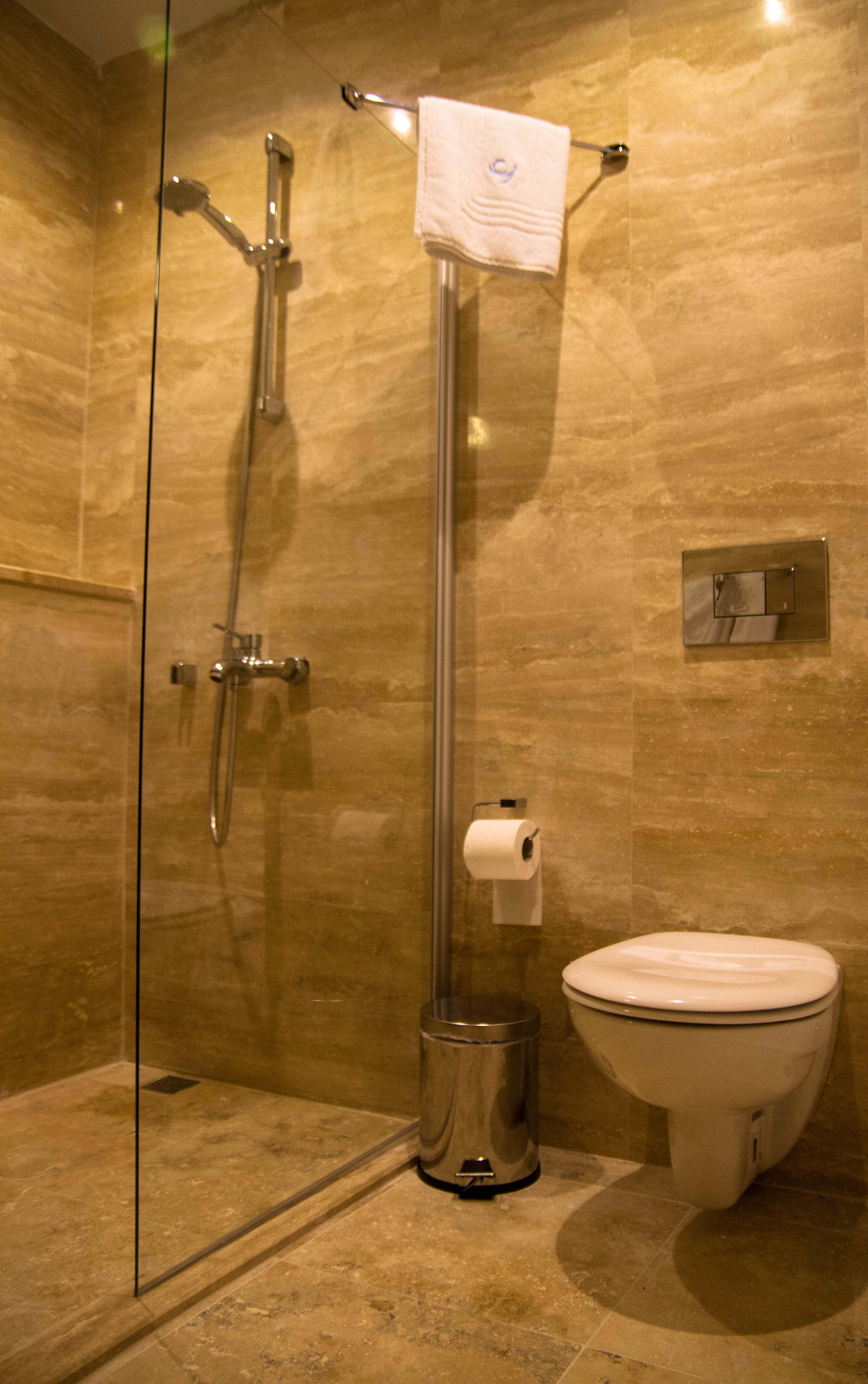 Contemporary en-suite shower room