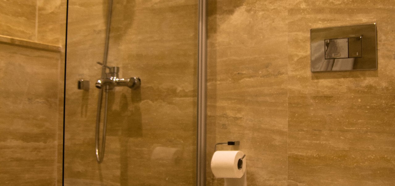 Contemporary en-suite shower room