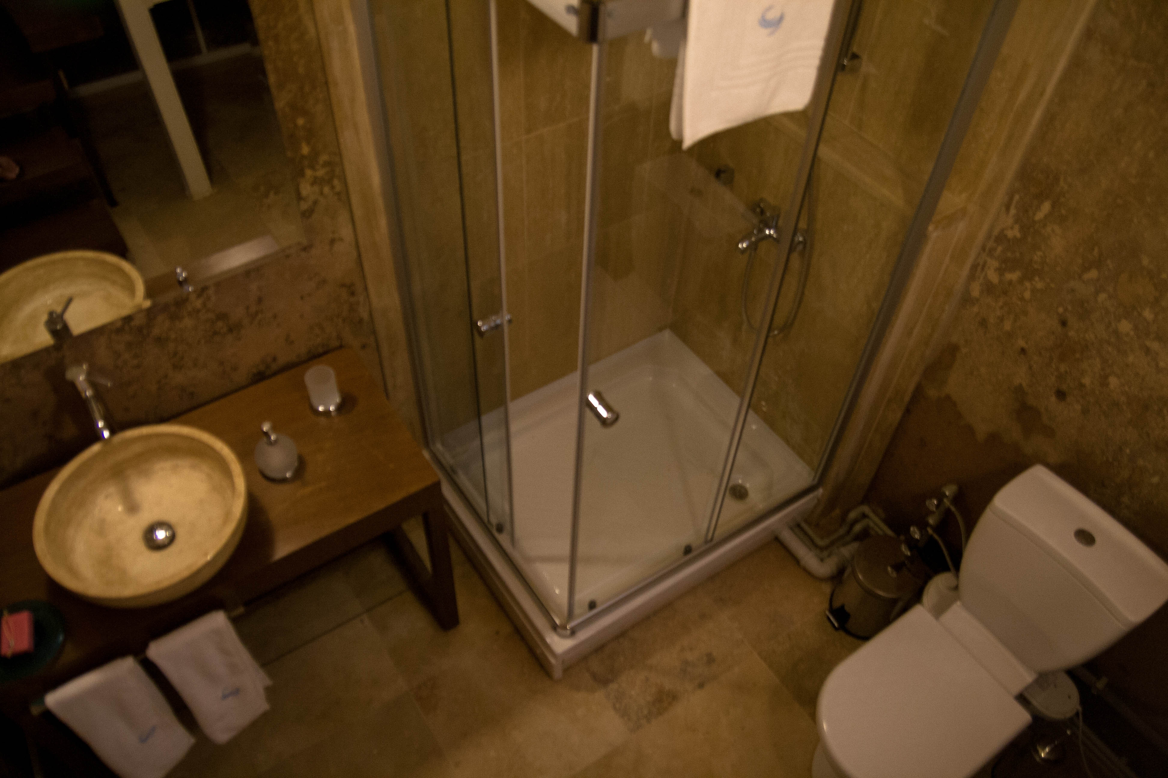 Contemporary en-suite bathrooms