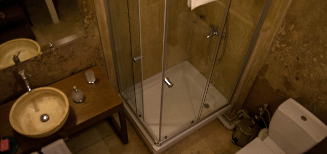 Contemporary en-suite bathrooms