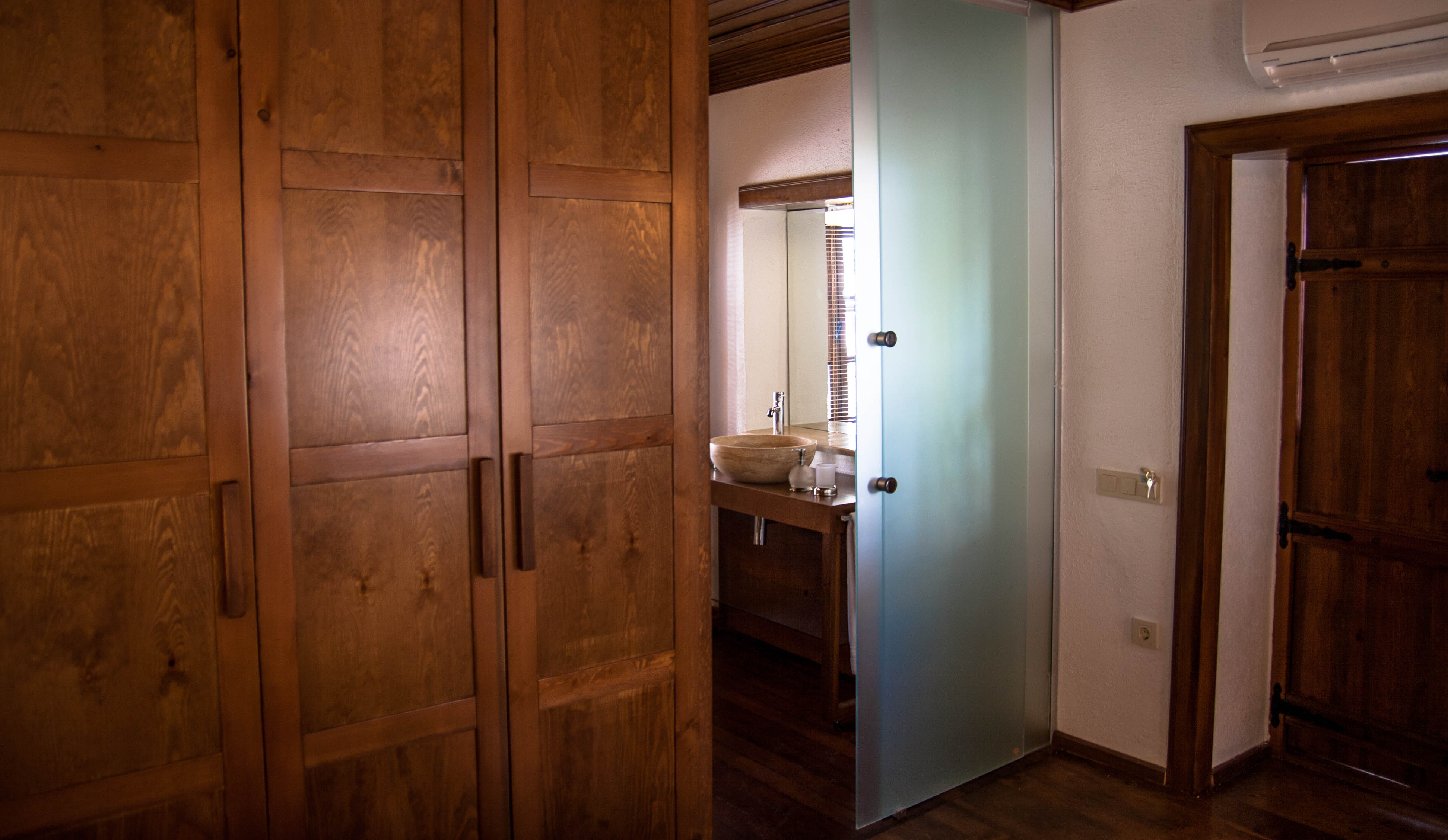 Glass sliding door to the en-suite bathroom