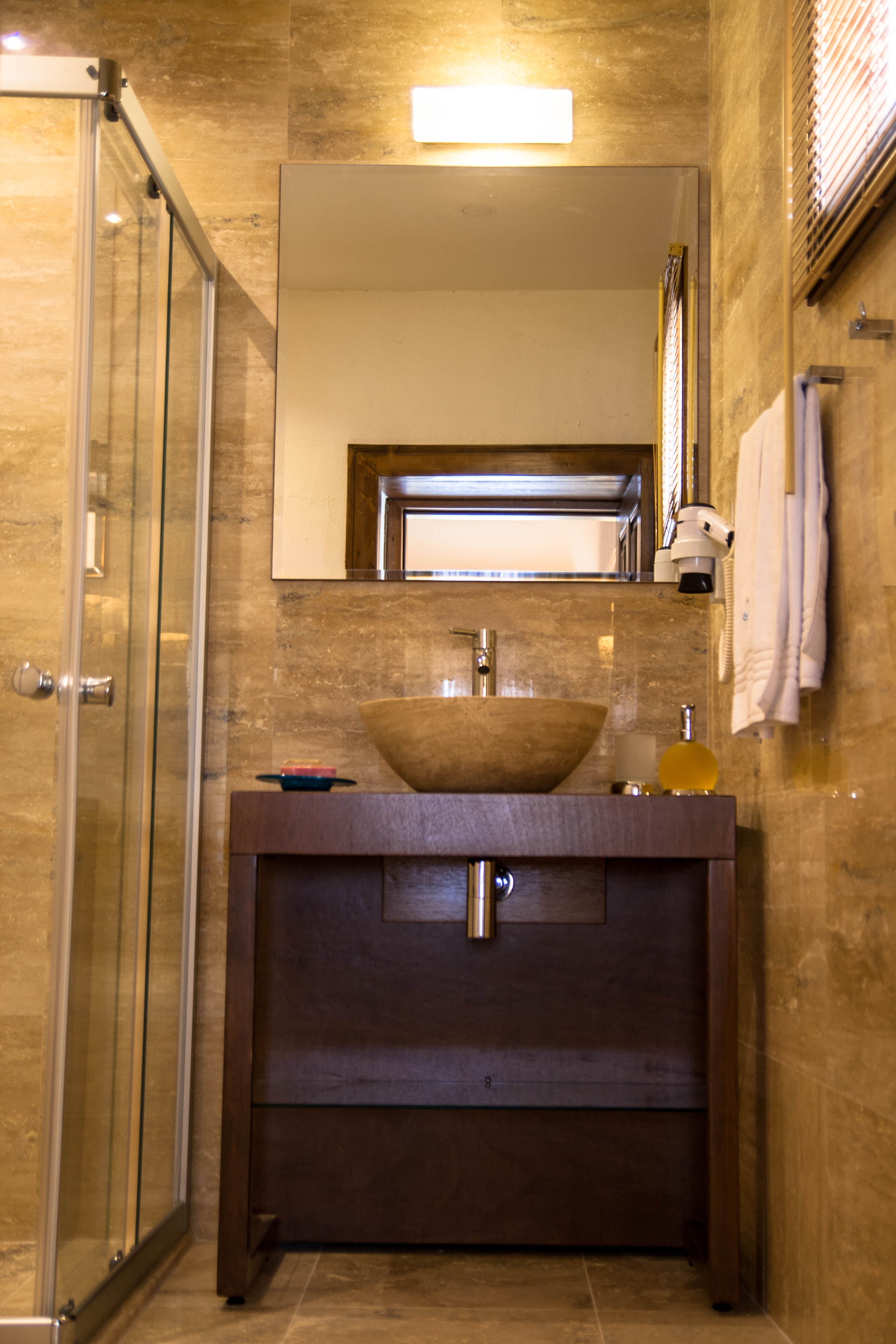 Contemporary en-suite bathrooms