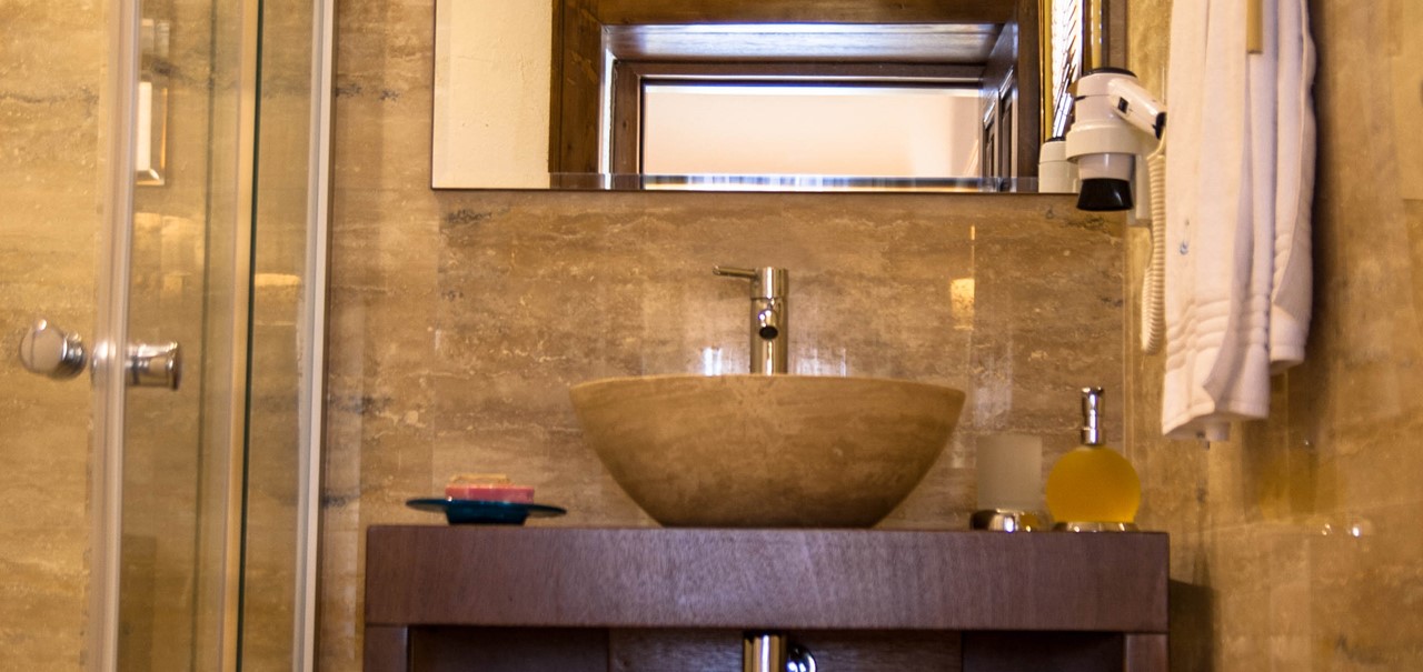 Contemporary en-suite bathrooms