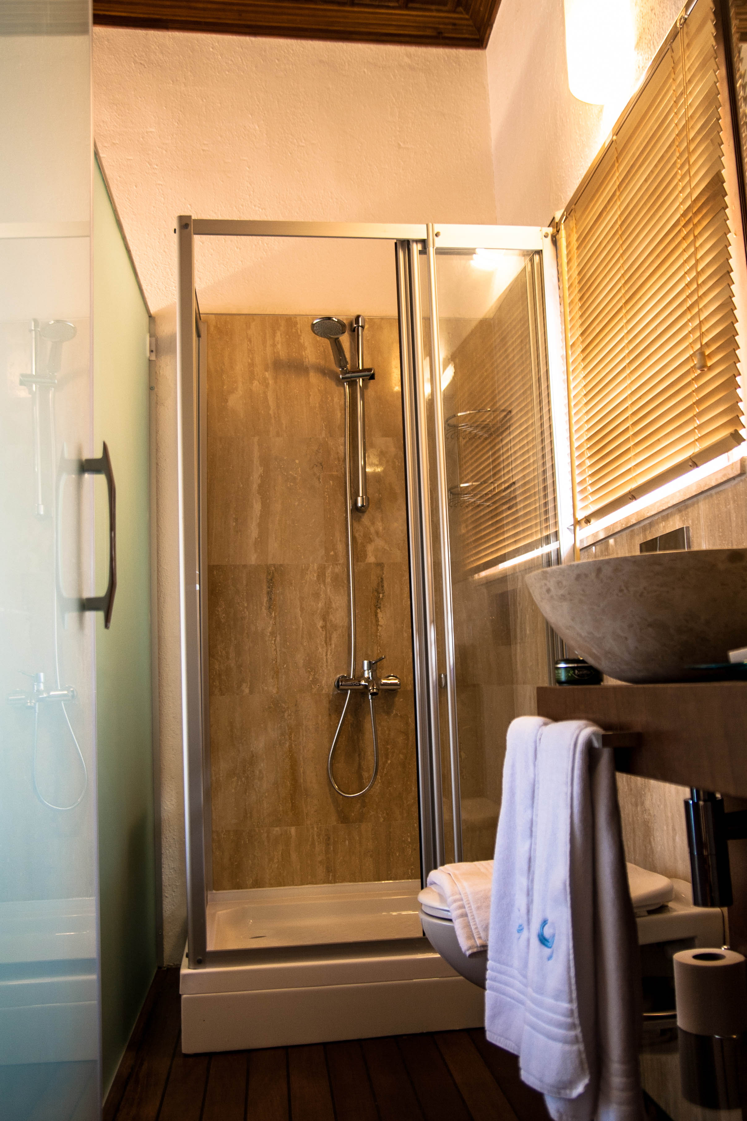 Contemporary en-suite bathrooms