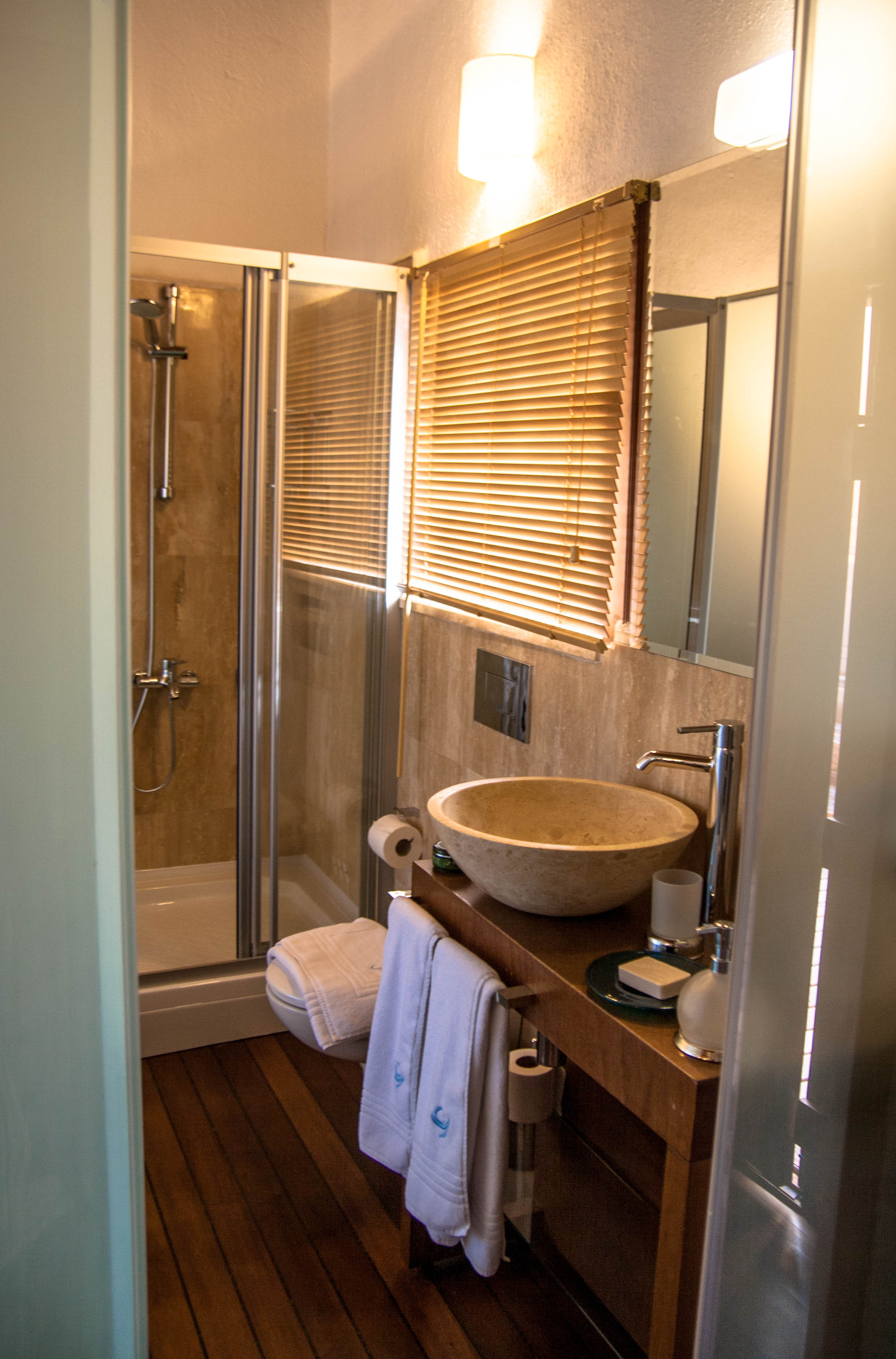 Contemporary en-suite bathrooms