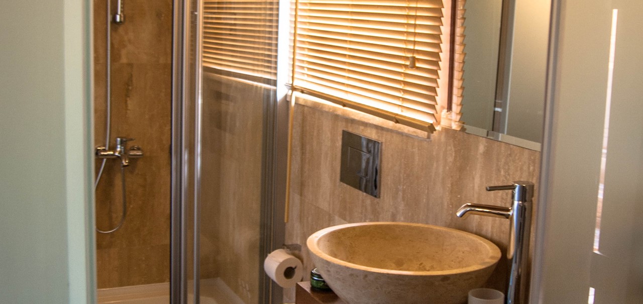 Contemporary en-suite bathrooms