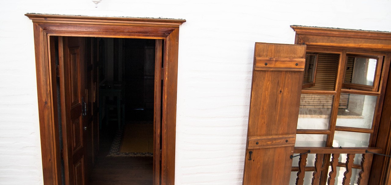 Room 4 with wooden shutters