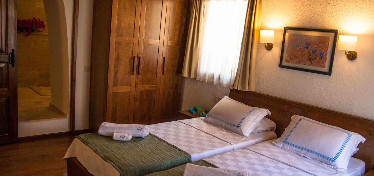 Room 6 at the Courtyard Hotel with twin beds