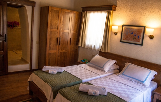 Room 6 at the Courtyard Hotel with twin beds