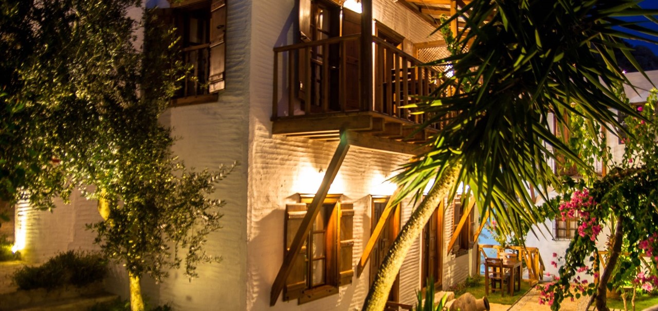 The courtyard hotel at night