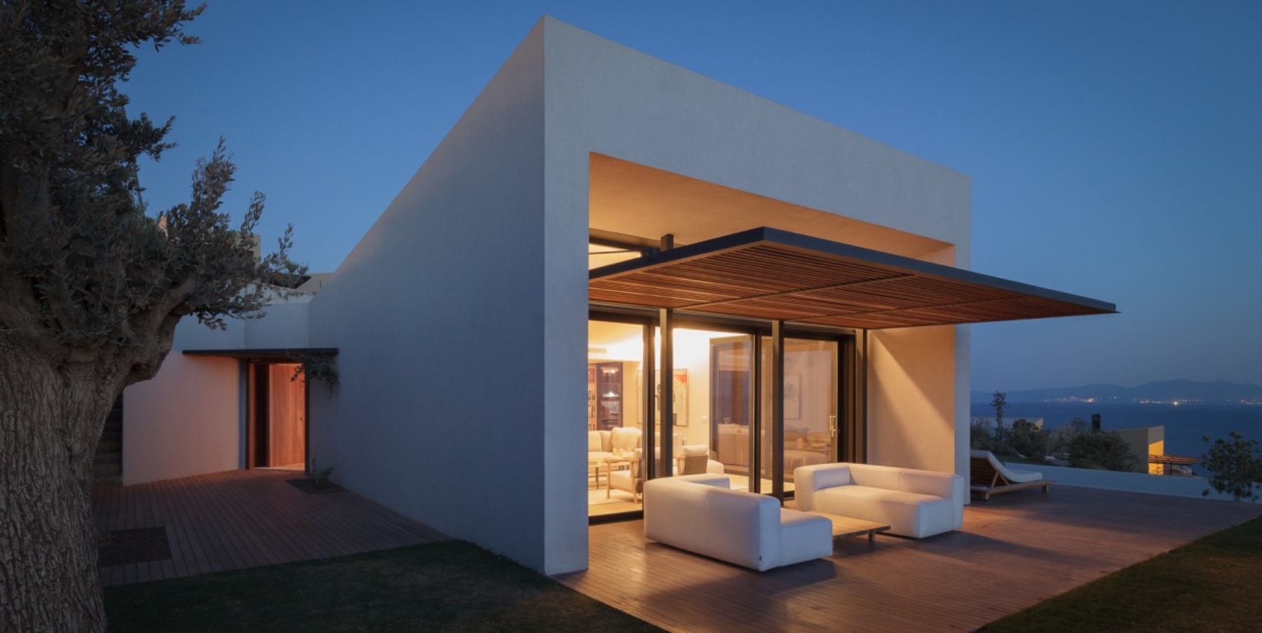 Residence Outdoor Night 7343 LARGE