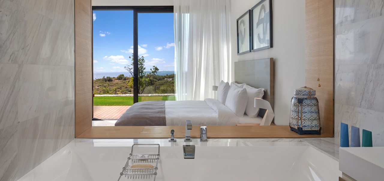 Three Bedroom Residence With Pool Bathtub 7793 A4