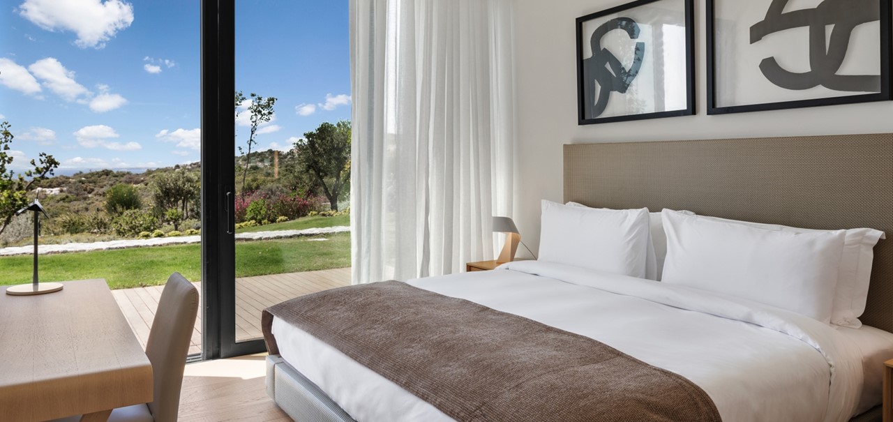 Three Bedroom Residence With Pool Bedroom 7794 A4