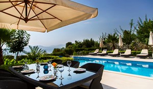 Private infinity pool and terrace for Alfresco dining