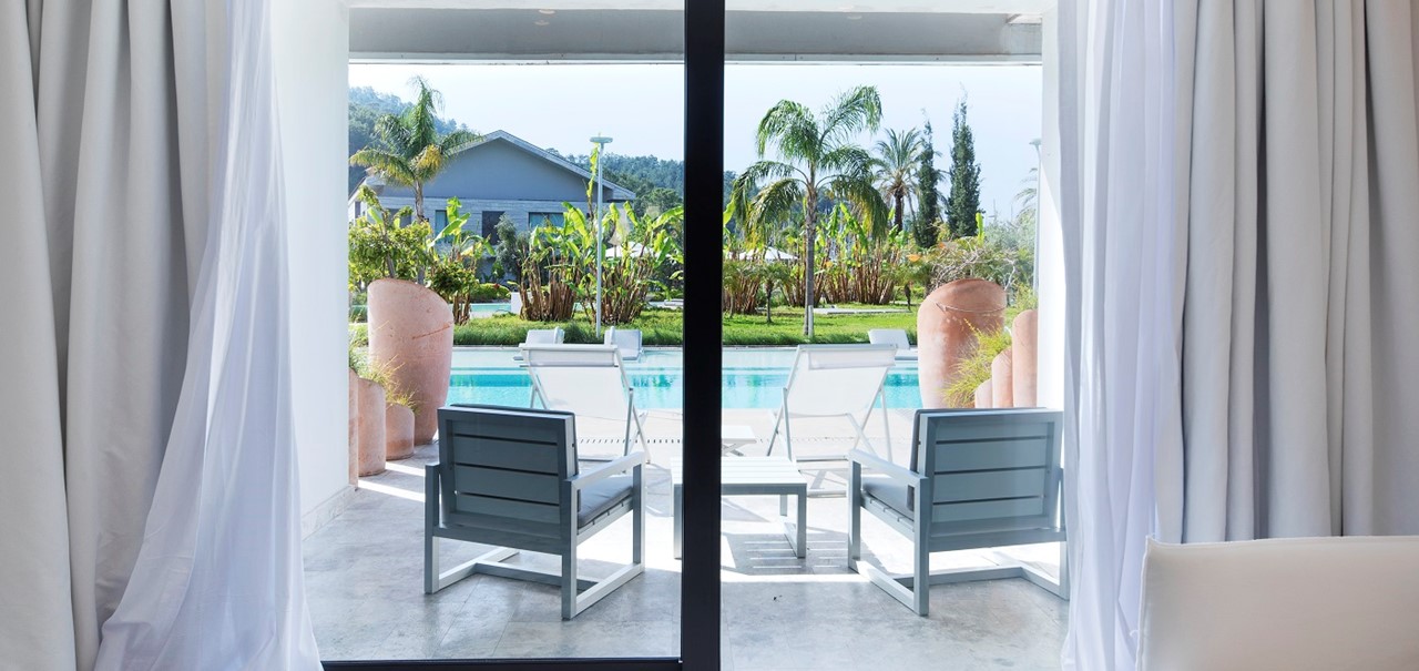 DELUXE ROOM POOL ACCESS 1