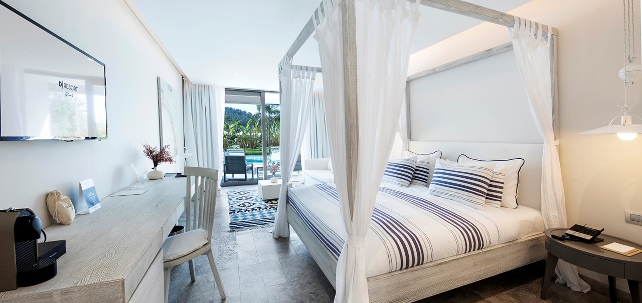 DELUXE ROOM POOL ACCESS 2