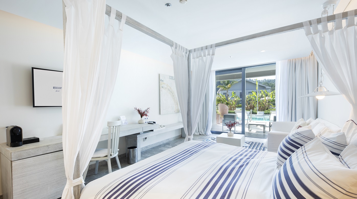 DELUXE ROOM POOL ACCESS 3