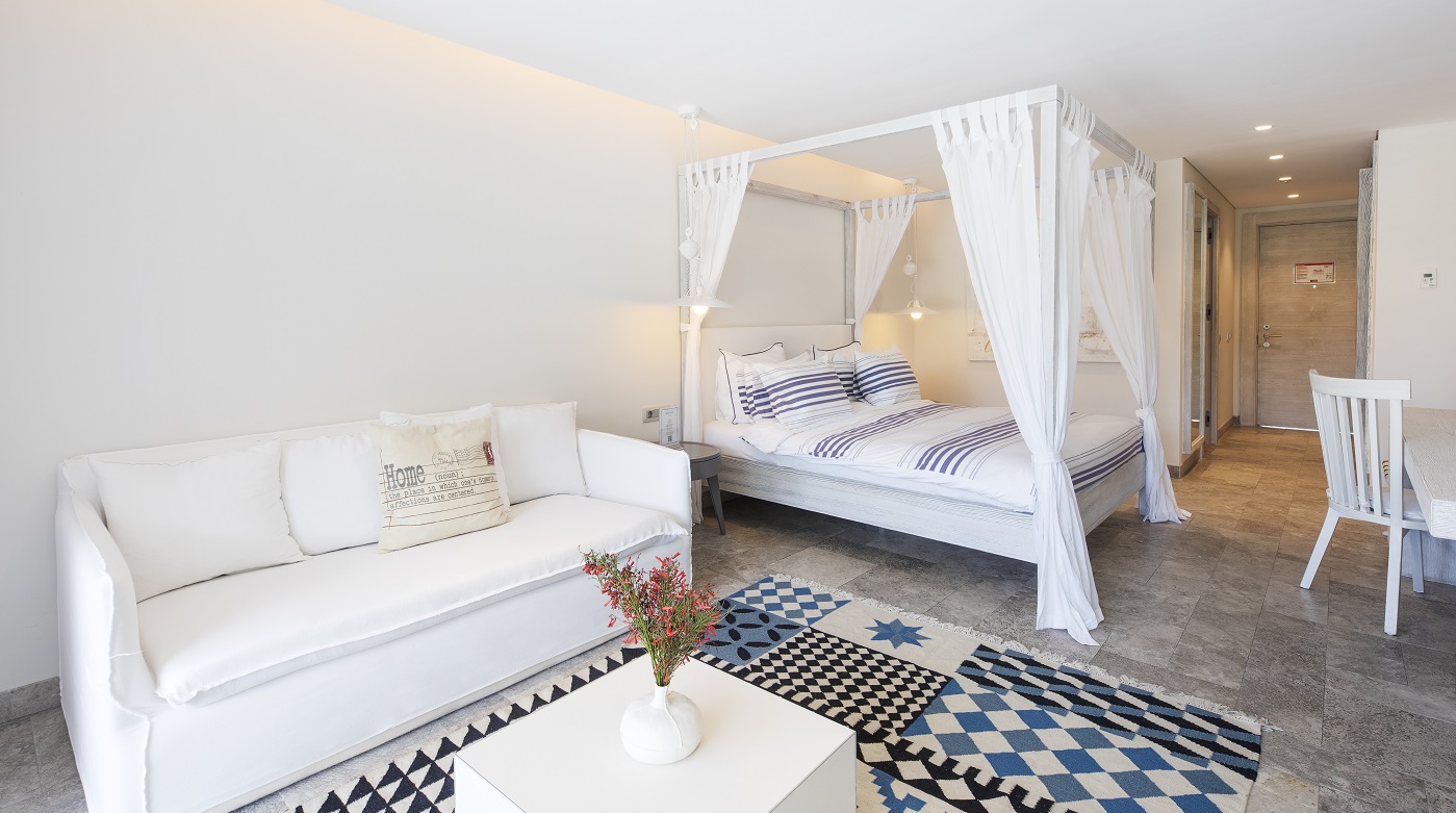 DELUXE ROOM POOL ACCESS 4