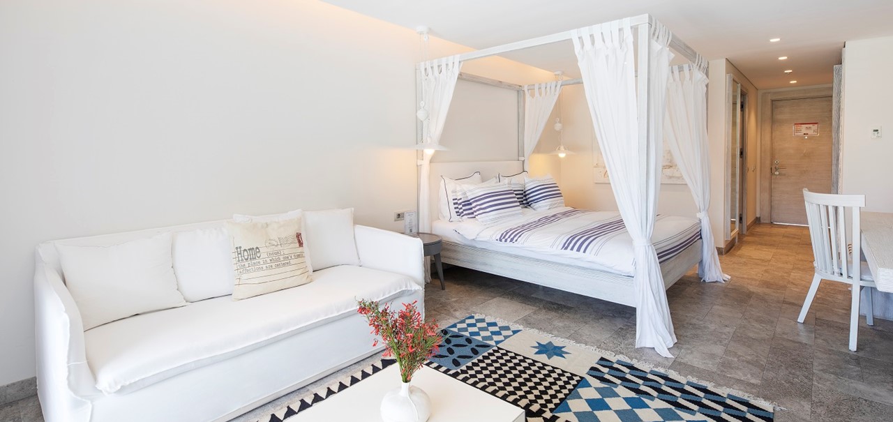 DELUXE ROOM POOL ACCESS 4