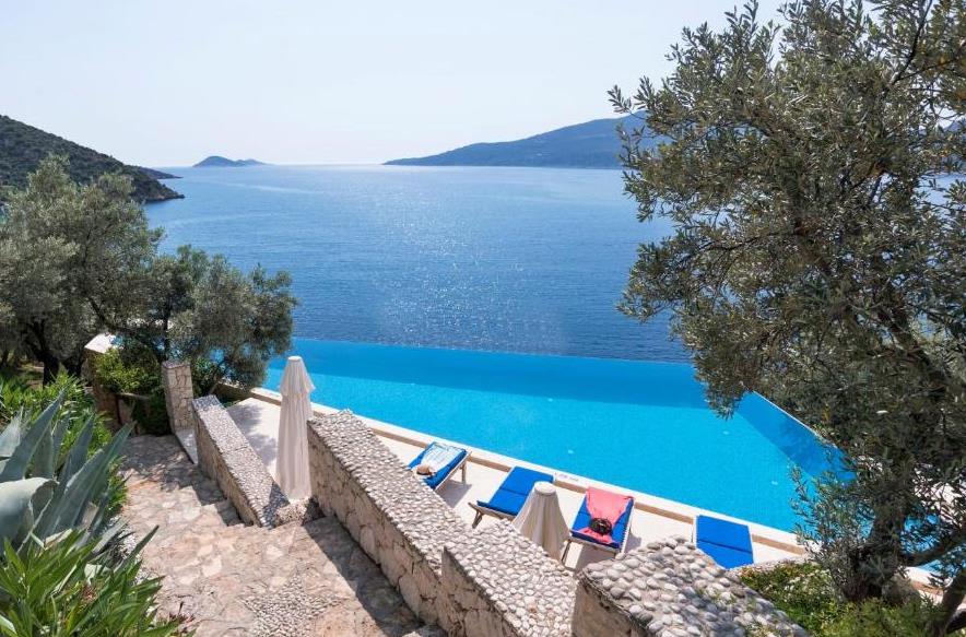 Infinity pool at Hotel Villa Mahal