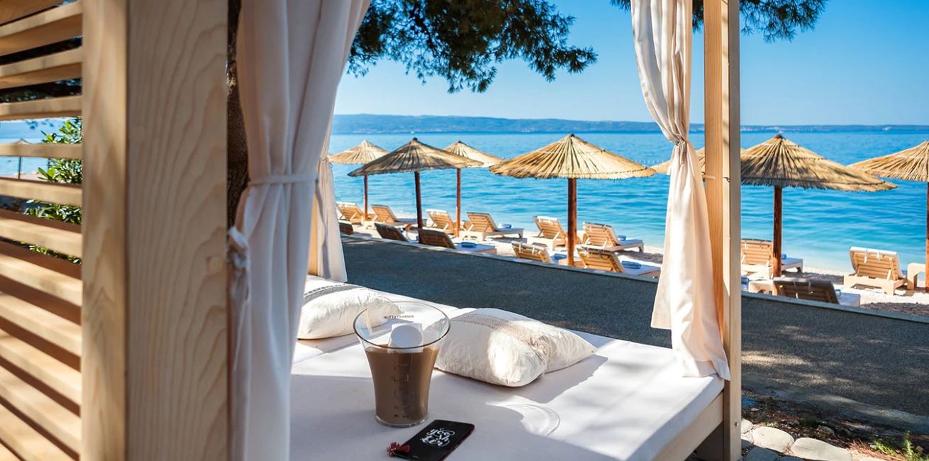 Spumd Beach Club 3879 Hor Clsc CROPPED