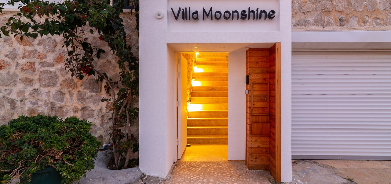 Villa Moonshine 86