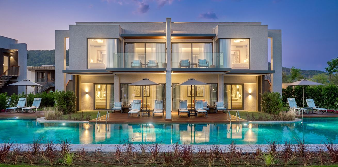 Hiltondlm 11 Lakehouse Family Swim Up 1