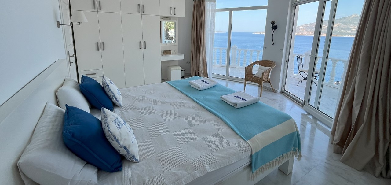 Int 6 Master Bedroom From En Suite