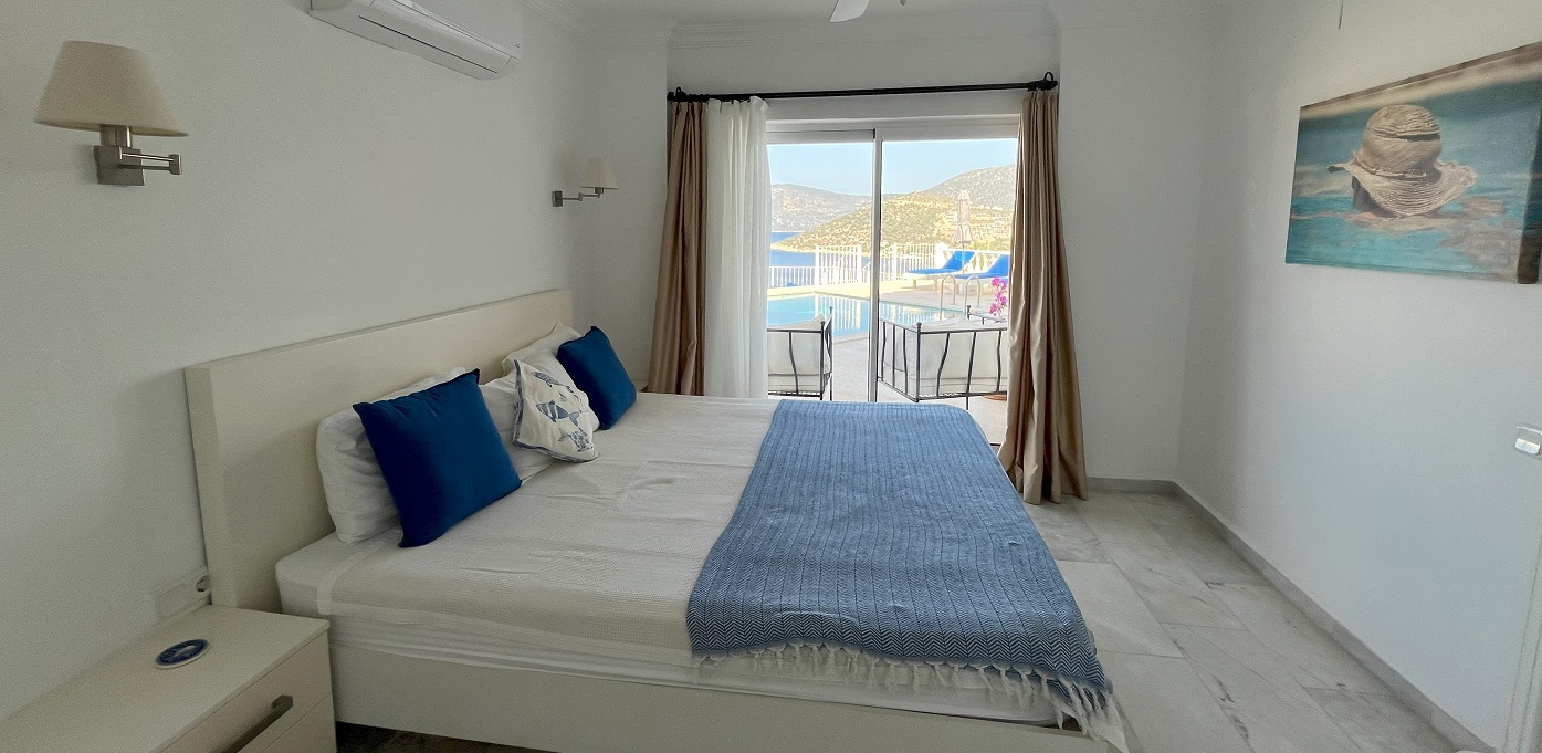 Int 16 Downstairs Double From En Suite Door 