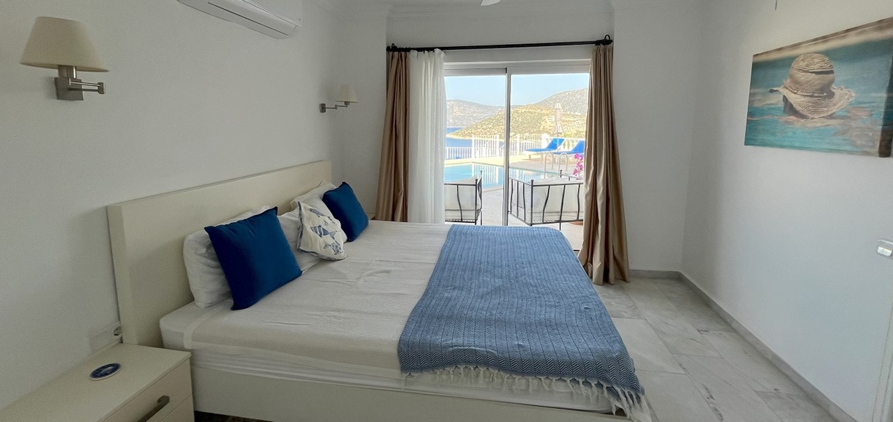 Int 16 Downstairs Double From En Suite Door