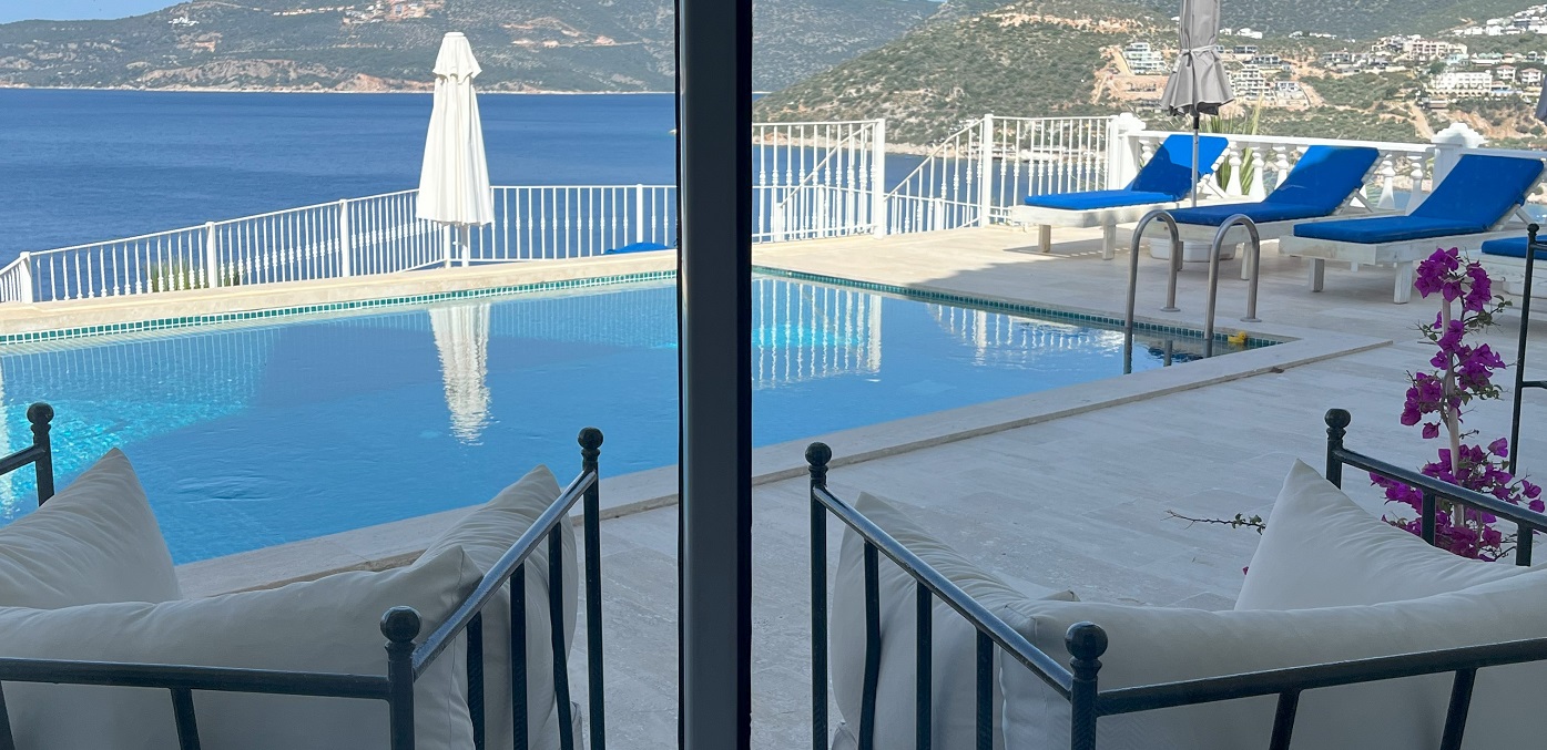 Int 17 Downstairs Double Patio Access 