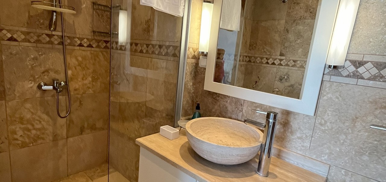 Int 18 En Suite To Downstairs Double