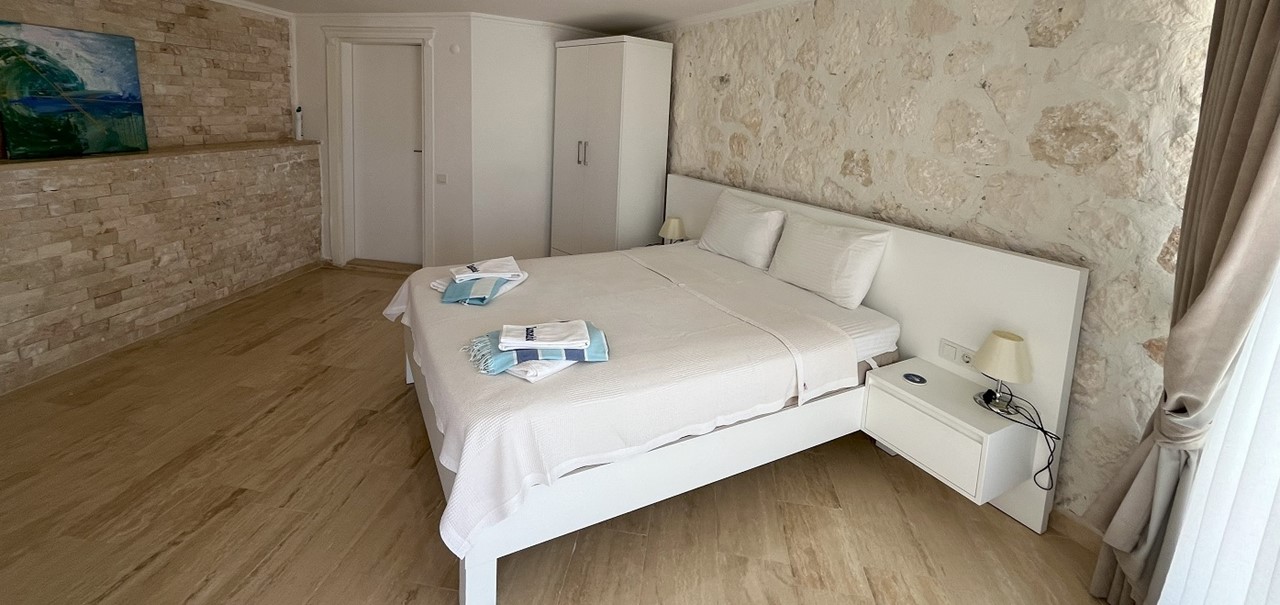 Int 19 External Studio Suite View From Entry Door