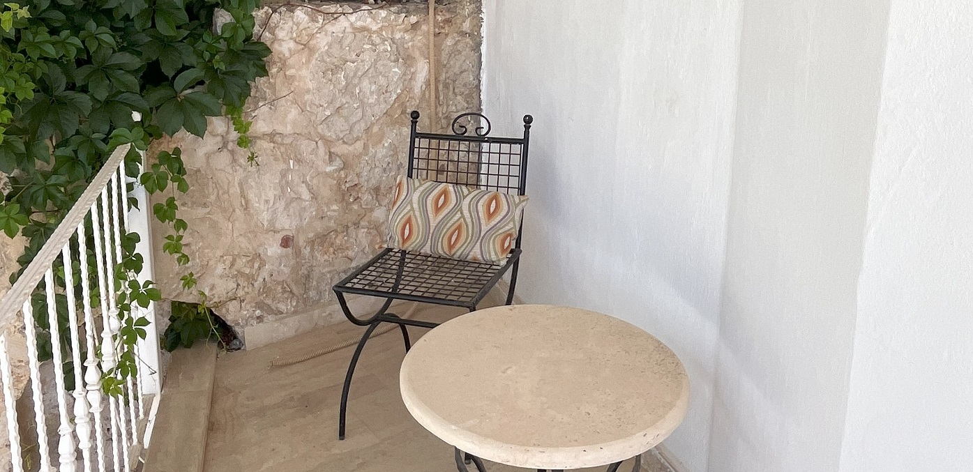 Int 22 Studio Suite Outside Seat